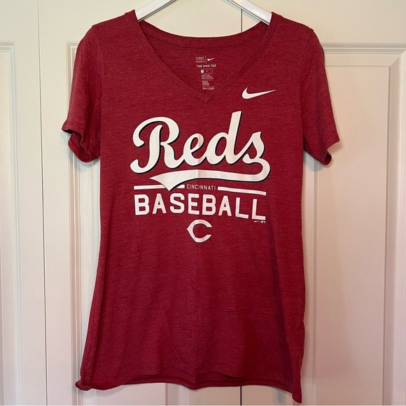 Women's Cincinnati Reds Nike Heathered Red V-Neck T-Shirt. Size M. - Picture 5 of 6
